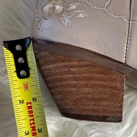 Dingo Floral Embroidered Cream Heeled Boots Sand AS IS size 7.5 - Picture 13 of 16